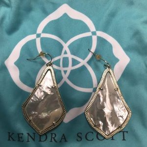 Gorgeous pearlized (white) Kendra Scott earrings!